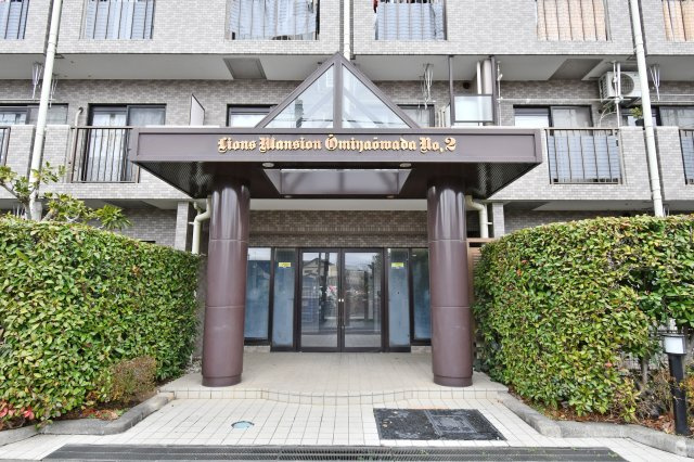 ライオンズマンション大宮大和田第2|重厚感あるエントランスと美しく整えられた植栽が、住まう方のステータスを満たします。オートロック完備で防犯性も高く、管理の行き届いた共有部が日々の暮らしに深い安らぎと安心を届けます。