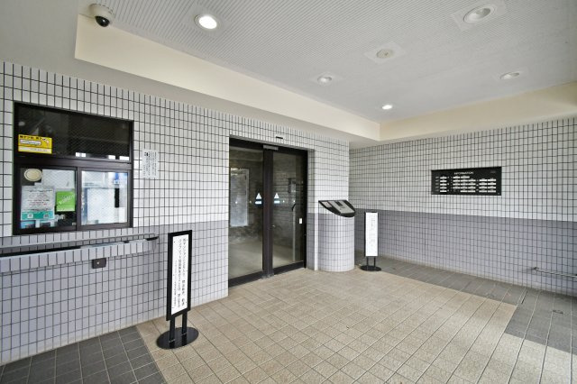 ライオンズマンション大宮大和田第2のエントランス|清潔感溢れるタイル貼りの共用部は、管理体制の良さを物語ります。オートロック完備で防犯面も安心。住まう方を優しく迎え入れ、日々の暮らしに心地よい緊張感と安らぎを与えてくれます。