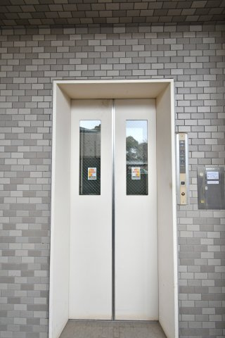 ライオンズマンション大宮大和田第2のその他共用部分|エレベーター内には防犯カメラを設置。密室になる空間の安全性を高めています。共用部は清掃が行き届いており、管理体制の良さが伺えます。3階のお部屋まで快適にアクセス可能です。