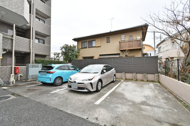 ライオンズマンション大宮大和田第2の駐車場|お車をお持ちの方も安心の、出し入れしやすい平置き駐車場です。月額7000円でご利用いただけます。空き状況は変動いたしますので、お気軽にお問い合わせください。