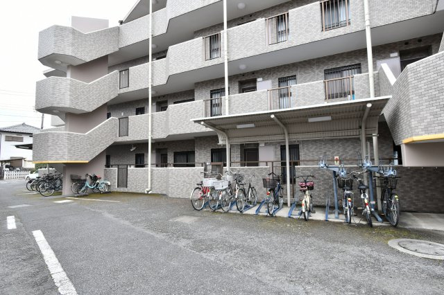 ライオンズマンション大宮大和田第2の駐輪場|屋根付きの駐輪場付きで、大切な自転車を雨風から守ります。エントランス近くに配置されているため、毎日の通勤・通学時もスムーズに出し入れができ、利便性も良好です。