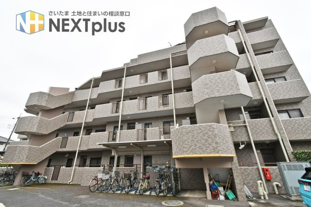 ライオンズマンション大宮大和田第2の外観|落ち着いたタイル貼りの外観が目を引く、地上5階建てのレジデンス。エントランスオートロック付きでセキュリティも安心です。角部屋の開放感を、ぜひ現地でお確かめください。