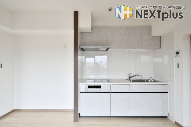 ライオンズマンション大宮大和田第2の玄関|統一感のある建具とフローリングが、モダンで洗練された印象を与えます。全床を張り替え、ピカピカの踏み心地に。リフォーム済みの美しい室内は、一見の価値がある仕上がりです。