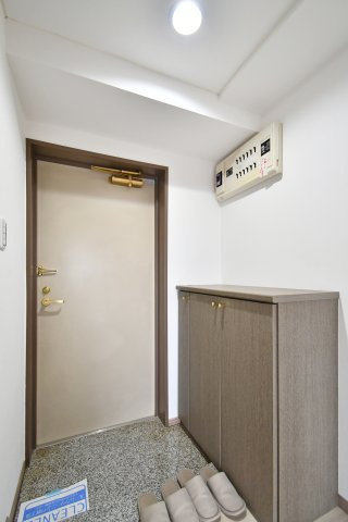 ライオンズマンション大宮大和田第2の玄関|落ち着いた木目調の下足入を新設した、清潔感溢れる玄関。全室クロス張替え済みで、照明に映える白壁が明るい空間を演出します。ポーチ付の角部屋につき、独立性が高くプライバシーも安心です。
