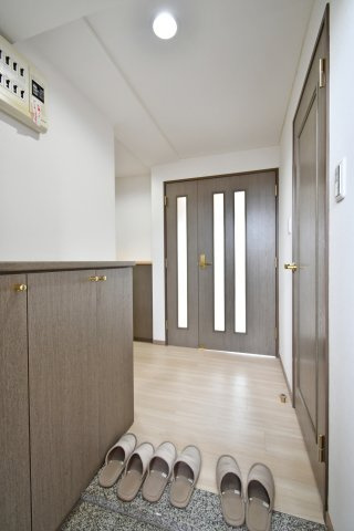 ライオンズマンション大宮大和田第2の玄関|統一感のある建具とフローリングが、モダンで洗練された印象を与えます。全床を張り替え、ピカピカの踏み心地に。リフォーム済みの美しい室内は、一見の価値がある仕上がりです。