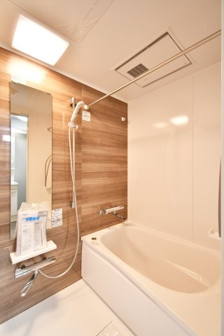 ライオンズマンション大宮大和田第2のキッチン|上品なグレーのキッチン扉が、洗練された空間を演出します。浄水器内蔵シャワー水栓や、調理スペースも確保し、機能美溢れる仕上がりに。新品のキッチンで、気持ちよく新生活をスタート。