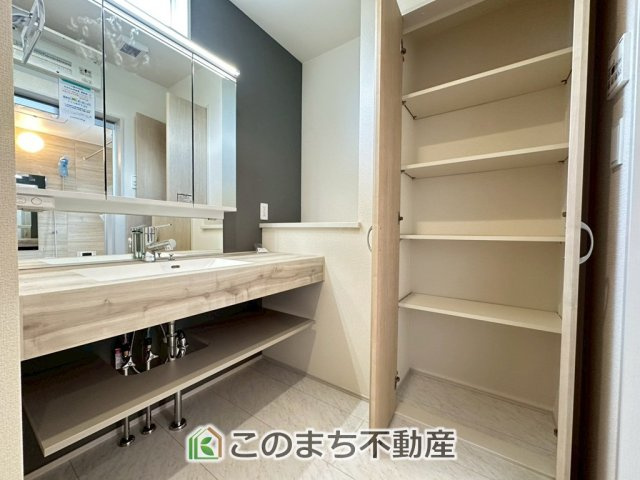 ブルーミングガーデン宇都宮市鶴田町5期の独立洗面台|十分な大きさの洗面台は、身だしなみチェックや歯磨きなど、朝の慌ただしい時間でもホテルライクなスペースで余裕とゆとりを感じて頂けます。
