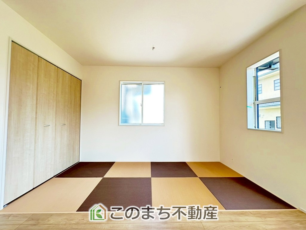 ブルーミングガーデン宇都宮市鶴田町5期の和室|お子様のお昼寝にも便利な和室です。大きな窓から暖かな日差しが差し込みます♪
