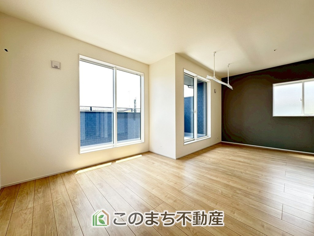 ブルーミングガーデン宇都宮市鶴田町5期の洋室|採光も確保されたお部屋です。大きいベッドを置いても余裕のあるゆとり空間。
