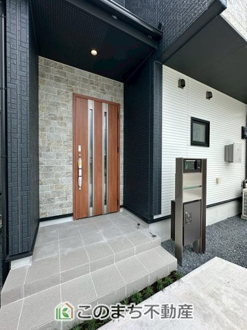 ブルーミングガーデン宇都宮市鶴田町5期の玄関|玄関周りは家の顔！スタイリッシュな玄関が特徴です！
