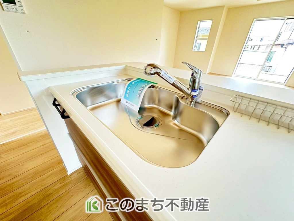 ブルーミングガーデン宇都宮市鶴田町5期の設備|ビルトイン型浄水器を内蔵したキッチン水栓。お米を研いだり、野菜を洗ったりするときなど用途に応じてワンタッチで浄水に切り替えが可能です。カートリッジ式なので、フィルターを簡単に交換する事が出来ます。
