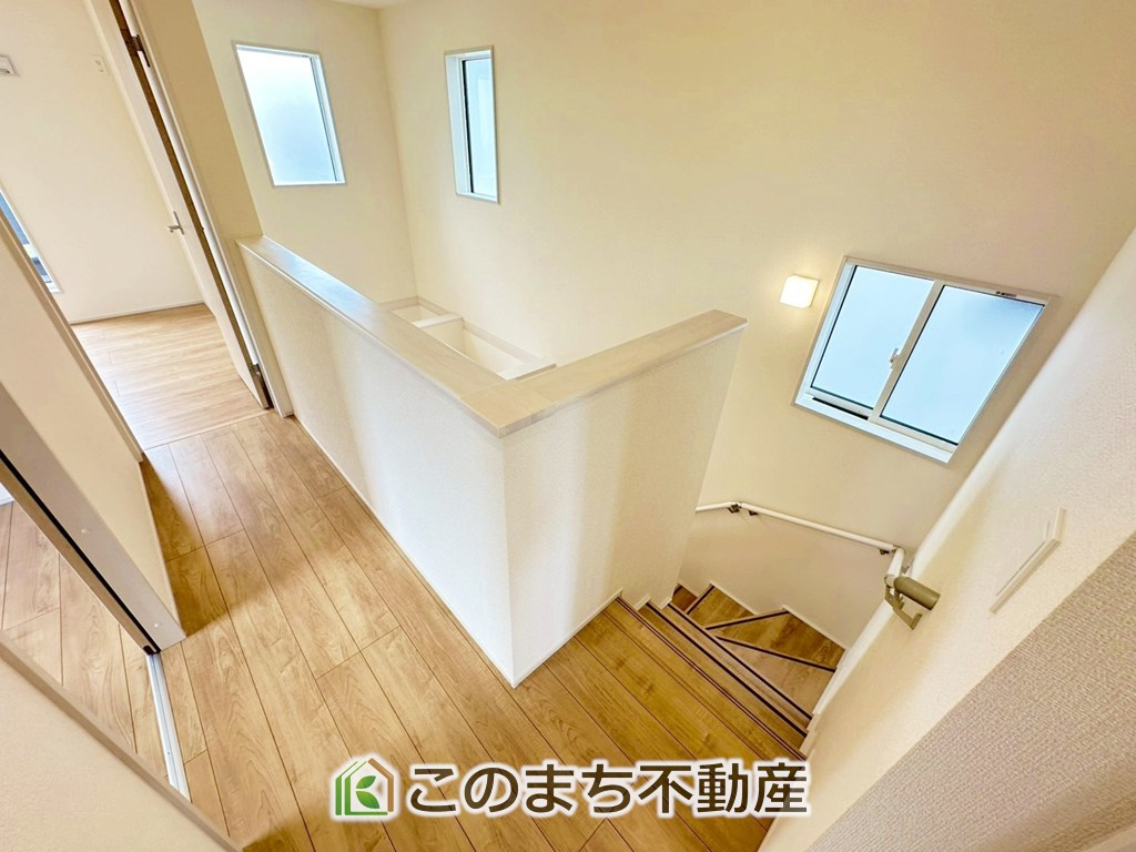 ブルーミングガーデン宇都宮市鶴田町5期の内装|手すり付きで小さなお子様にも安心の階段スペースです☆
