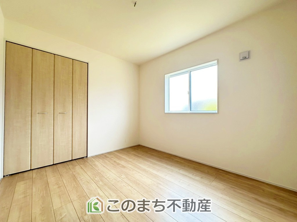 ブルーミングガーデン宇都宮市鶴田町5期の洋室|日当たりが良く明るい洋室です。クローゼット付きで家具の配置がしやすく居心地の良いプライベート空間を演出します。
