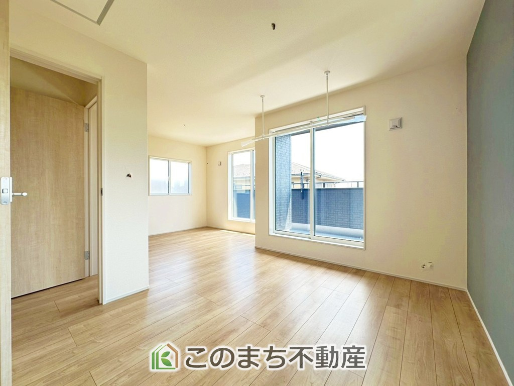 ブルーミングガーデン宇都宮市鶴田町5期の洋室|採光も確保されたお部屋です。大きいベッドを置いても余裕のあるゆとり空間。
