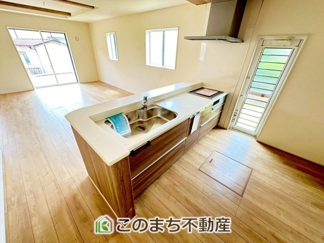 ブルーミングガーデン宇都宮市鶴田町5期のキッチン|"お洒落なホワイト天板のペニンシュラキッチンを採用しております。
浄水器内蔵の水栓です♪"
