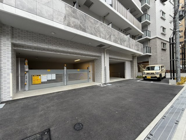 スプランディッド上本町WESTの駐車場