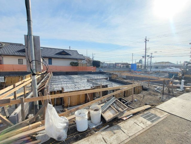 【ブルーミングガーデン】宇都宮市中戸祭１丁目の前面道路含む現地写真|〇只今建築中〇
間取りや価格だけではわからない選ばれる理由があります。デザイン、耐震+制震、長期優良住宅、省エネ性能を兼ね備えたコストパフォーマンスが高い分譲住宅です♪
※2026年2月撮影