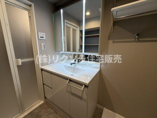 ルネ枚方の独立洗面台|センターライト付き独立洗面台
■物件内覧・資金計画相談・住宅ローン相談、リフォーム相談、お問合せ受付中■
※当日・翌日のご内覧、ご相談はお電話でのお問合せがスムーズです！