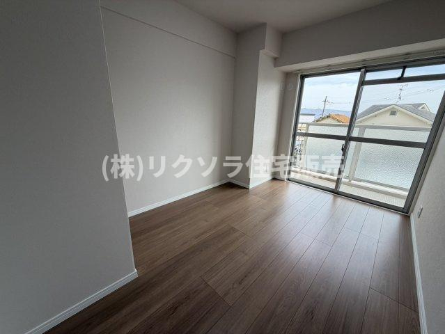 ルネ枚方の洋室|洋室4.9帖
■物件内覧・資金計画相談・住宅ローン相談、リフォーム相談、お問合せ受付中■
※当日・翌日のご内覧、ご相談はお電話でのお問合せがスムーズです！