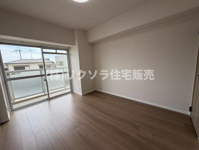 ルネ枚方の寝室|洋室6.0帖
■物件内覧・資金計画相談・住宅ローン相談、リフォーム相談、お問合せ受付中■
※当日・翌日のご内覧、ご相談はお電話でのお問合せがスムーズです！