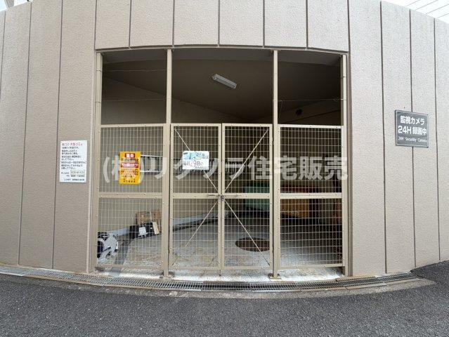 ルネ枚方の現況写真|ゴミ捨て場
■物件内覧・資金計画相談・住宅ローン相談、リフォーム相談、お問合せ受付中■
※当日・翌日のご内覧、ご相談はお電話でのお問合せがスムーズです！