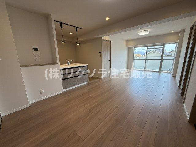 ルネ枚方の居間・リビング|LDK19.5帖
■物件内覧・資金計画相談・住宅ローン相談、リフォーム相談、お問合せ受付中■
※当日・翌日のご内覧、ご相談はお電話でのお問合せがスムーズです！