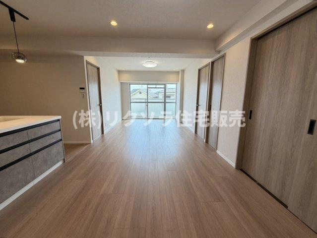 ルネ枚方の居間・リビング|LDK19.5帖
■物件内覧・資金計画相談・住宅ローン相談、リフォーム相談、お問合せ受付中■
※当日・翌日のご内覧、ご相談はお電話でのお問合せがスムーズです！