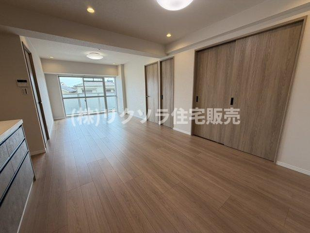 ルネ枚方の居間・リビング|LDK19.5帖
■物件内覧・資金計画相談・住宅ローン相談、リフォーム相談、お問合せ受付中■
※当日・翌日のご内覧、ご相談はお電話でのお問合せがスムーズです！