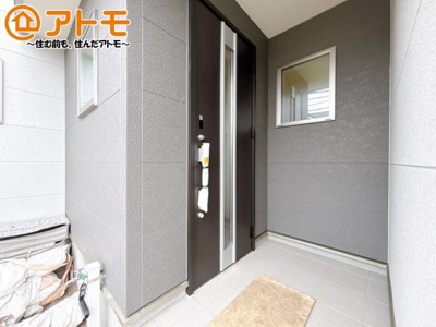 【玄関】 | 沼津市大塚3期　新築一戸建て　全1棟 | 落ち着いた色合いの玄関はダブルロックで防犯性に優れた仕様になっています♪