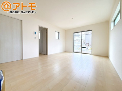 【居間・リビング】 | 沼津市大塚3期　新築一戸建て　全1棟 | 広々と開放的なLDKは、家族が自然と集まる広さ♪お子様のリビング学習にもピッタリ♪