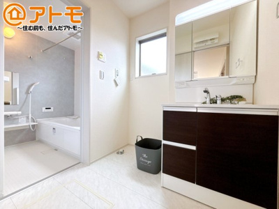 【独立洗面台】 | 沼津市大塚3期　新築一戸建て　全1棟 | 洗面所って朝に混み合いませんか？広々とした脱衣所、３面鏡の独立洗面台で朝の時間を少しお手伝い♪