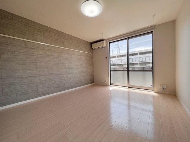 メルベーユの居間・リビング|9.1帖の広い洋室　アクセントクロスがおしゃれなお部屋です　照明・エアコン付き