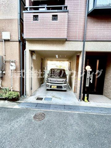 北条１丁目一戸建の駐車場|ハイルーフ車OK。