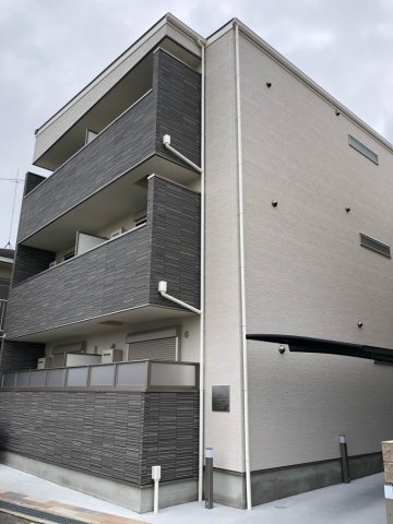 オートロックで外部の人間が簡単に出入りできないため安心です。