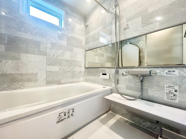 世田谷区粕谷2丁目　新築戸建　残1棟の浴室|浴室には窓があり、心地良い風が入ります！

現地ご見学希望・資料請求などお気軽にお問い合わせ下さい！
03-5990-5201