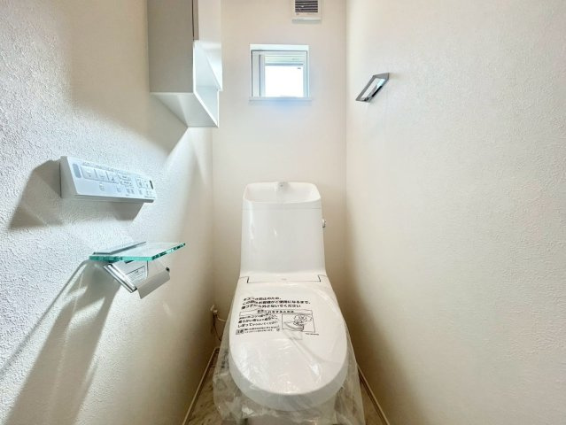 世田谷区粕谷2丁目　新築戸建　残1棟のトイレ|ウォシュレット付きのトイレはいつも快適！

現地ご見学希望・資料請求などお気軽にお問い合わせ下さい！
03-5990-5201