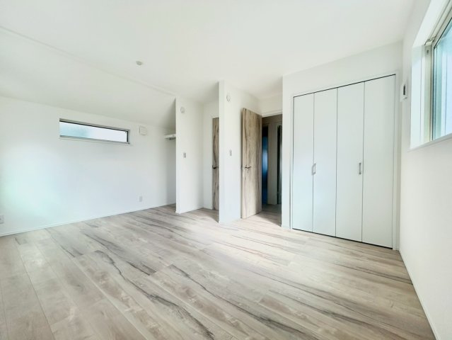 世田谷区粕谷2丁目　新築戸建　残1棟の洋室|木目調で落ち着いた雰囲気の内装は、どんなインテリアにも合わせやすいデザイン。

現地ご見学希望・資料請求などお気軽にお問い合わせ下さい！
03-5990-5201