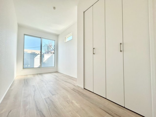 世田谷区粕谷2丁目　新築戸建　残1棟の洋室|大きな窓からたっぷりと陽光が注がれる明るい居室。一日の疲れを癒し、時を忘れて過ごせる空間です！

現地ご見学希望・資料請求などお気軽にお問い合わせ下さい！
03-5990-5201