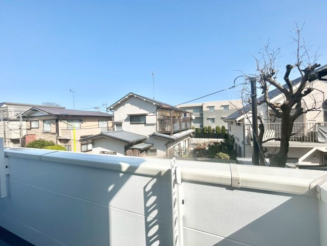 世田谷区粕谷2丁目　新築戸建　残1棟のバルコニー|大きな空に包まれて、太陽の光をたっぷりと浴びながら過ごす毎日は、自然と家族の笑顔で溢れます。

現地ご見学希望・資料請求などお気軽にお問い合わせ下さい！
03-5990-5201