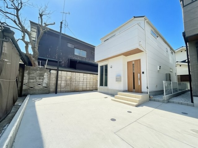 世田谷区粕谷2丁目　新築戸建　残1棟の前面道路含む現地写真|良好な住環境が守られてきた、第一種低層住居専用地域の住宅街です。

現地ご見学希望・資料請求などお気軽にお問い合わせ下さい！
03-5990-5201