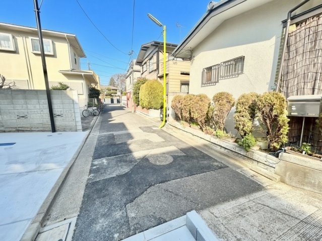 世田谷区粕谷2丁目　新築戸建　残1棟の前面道路含む現地写真|良好な住環境が守られてきた、第一種低層住居専用地域の住宅街です。

現地ご見学希望・資料請求などお気軽にお問い合わせ下さい！
03-5990-5201