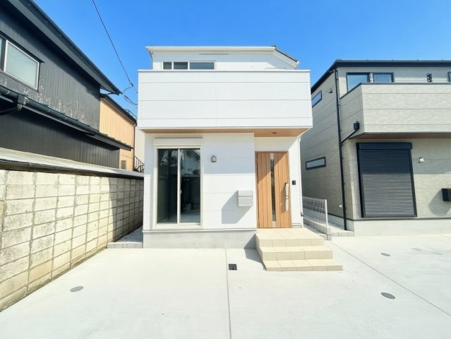 世田谷区粕谷2丁目　新築戸建　残1棟の外観|重厚感に溢れた、気品ある邸宅です。

現地ご見学希望・資料請求などお気軽にお問い合わせ下さい！
03-5990-5201