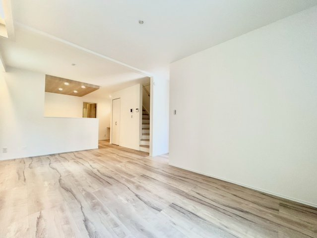 世田谷区粕谷2丁目　新築戸建　残1棟の居間・リビング|のびやかに広がるリビングは、一年を通して爽やかな光と風に癒される家族のなごみ空間。

現地ご見学希望・資料請求などお気軽にお問い合わせ下さい！
03-5990-5201