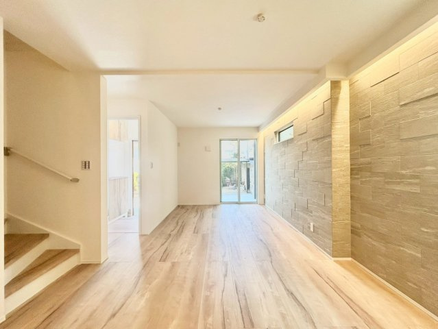 世田谷区粕谷2丁目　新築戸建　残1棟の居間・リビング|ご家族が自然と顔を会わせることで、コミュニケーションを育んでくれるリビングイン階段。
現地ご見学希望・資料請求などお気軽にお問い合わせ下さい！
03-5990-5201