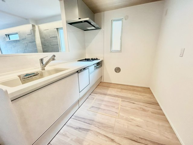 世田谷区粕谷2丁目　新築戸建　残1棟のキッチン|嬉しい対面式キッチンです。家事をしながらリビングにいるご家族とのおしゃべりも楽しめます！

現地ご見学希望・資料請求などお気軽にお問い合わせ下さい！
03-5990-5201