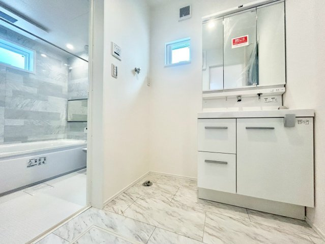 世田谷区粕谷2丁目　新築戸建　残1棟の独立洗面台|清潔感のあるプライベート空間は、身だしなみチェックやお肌のお手入れに最適です。

現地ご見学希望・資料請求などお気軽にお問い合わせ下さい！
03-5990-5201