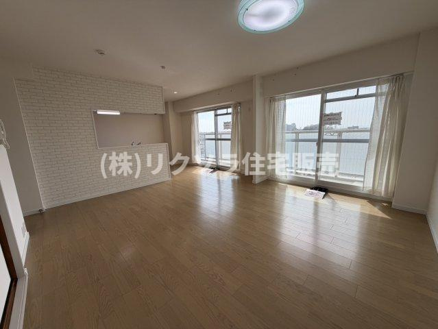 ルネ枚方の居間・リビング|LDK19.0帖
■物件内覧・資金計画相談・住宅ローン相談、リフォーム相談、お問合せ受付中■
※当日・翌日のご内覧、ご相談はお電話でのお問合せがスムーズです！