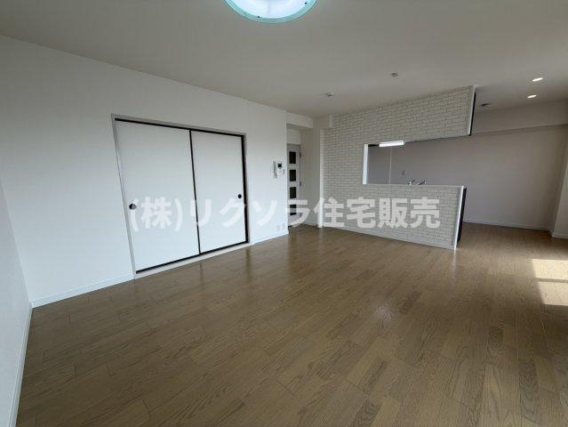 ルネ枚方の居間・リビング|LDK19.0帖
■物件内覧・資金計画相談・住宅ローン相談、リフォーム相談、お問合せ受付中■
※当日・翌日のご内覧、ご相談はお電話でのお問合せがスムーズです！