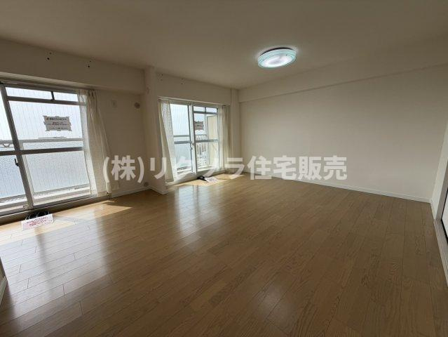 ルネ枚方の居間・リビング|LDK19.0帖
■物件内覧・資金計画相談・住宅ローン相談、リフォーム相談、お問合せ受付中■
※当日・翌日のご内覧、ご相談はお電話でのお問合せがスムーズです！