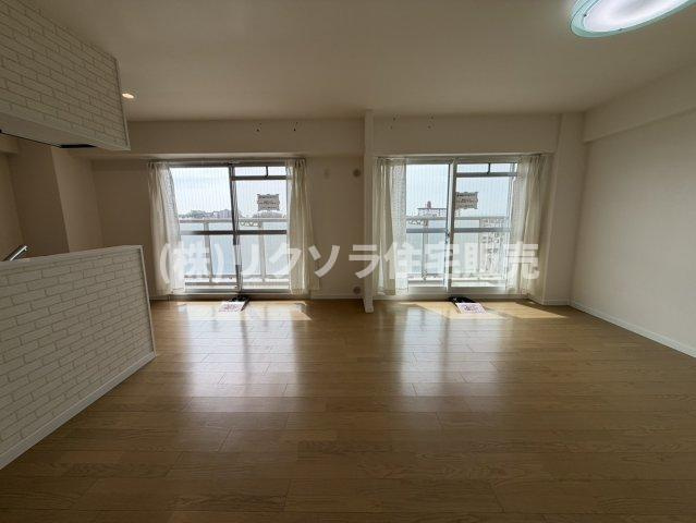 ルネ枚方の居間・リビング|LDK19.0帖
■物件内覧・資金計画相談・住宅ローン相談、リフォーム相談、お問合せ受付中■
※当日・翌日のご内覧、ご相談はお電話でのお問合せがスムーズです！